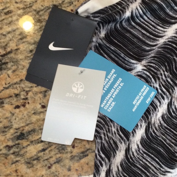 Nike NWT womens size small tank - Picture 5 of 6